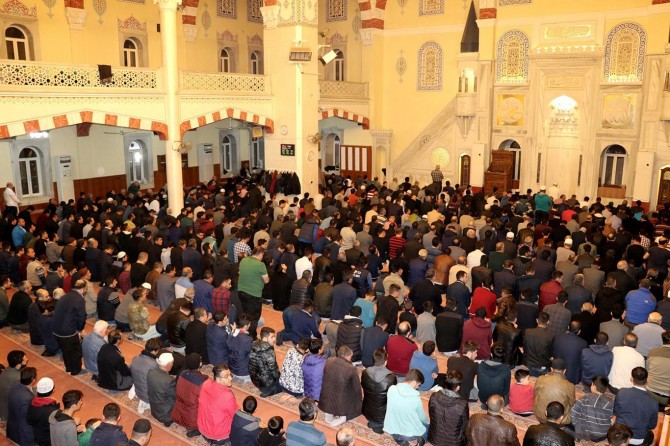 Di Qandîla Regayîbê de mizgeft tije bûn