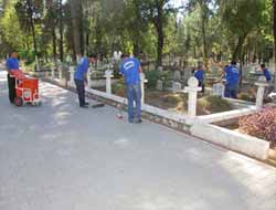 Bayram Öncesi Mezarlıklar Ziyarete Hazırlanıyor