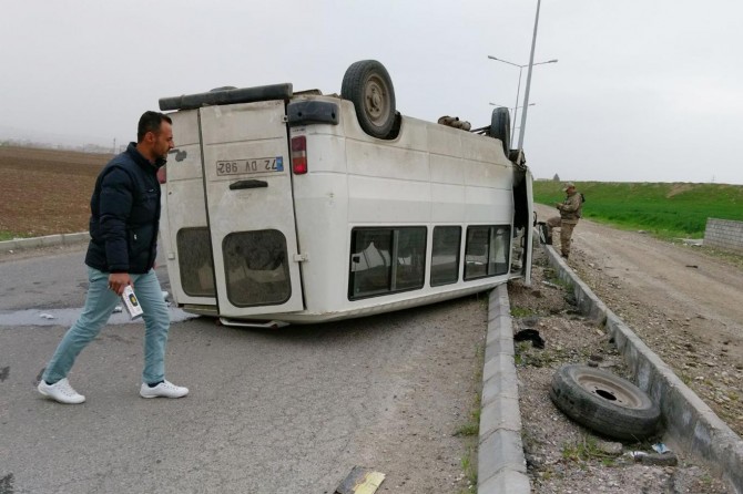Yolcu minibüsü takla attı