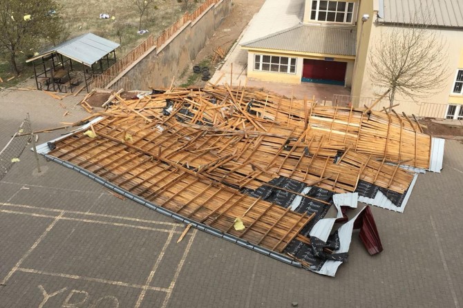 ​Elazığ Palu'da fırtına çatıları uçurdu ağaçları devirdi