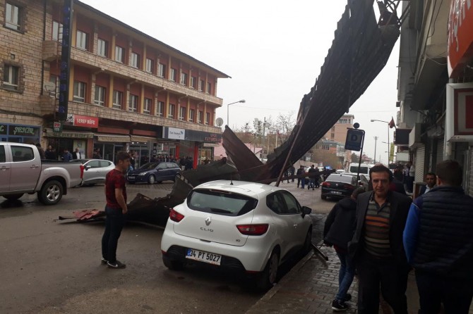 Muş’ta rüzgar çatıları uçurdu