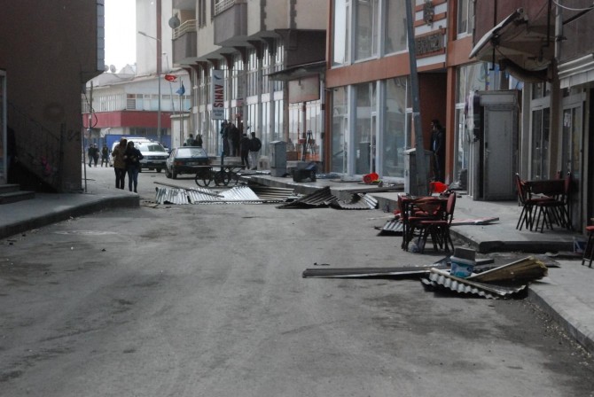 Ağrı'da şiddetli rüzgâr hasara yol açtı