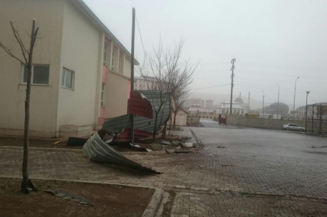 Fırtına çatıları uçurttu