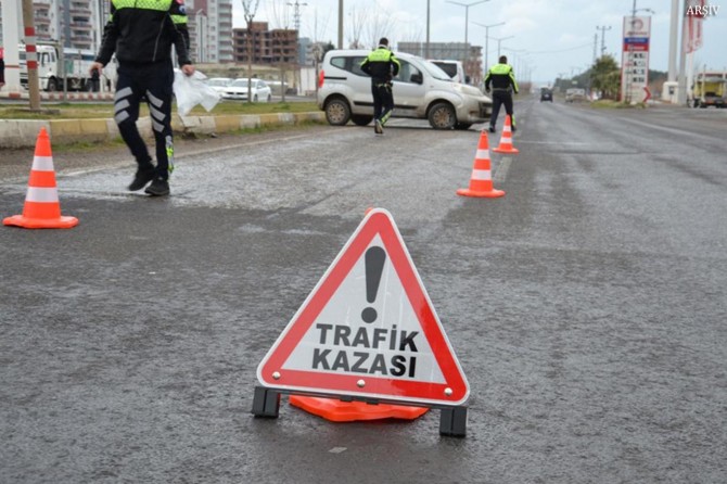 Ambulans ile otomobil çarpıştı: 4 ölü