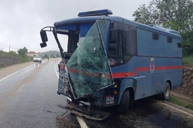 Wesayîta girtîgehê qeza kir: 7 birîndar