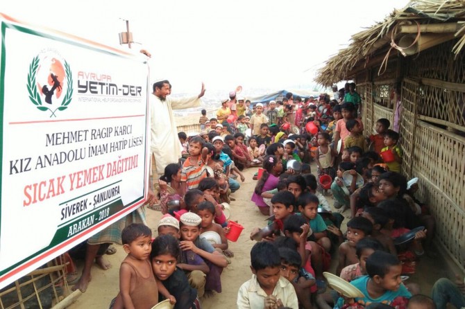 İmam hatip öğrencilerinden Arakanlılara sıcak aş yardımı