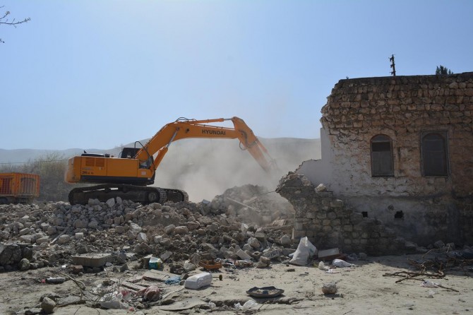 Hasankeyf'te hüzün dolu bakışlar arasında yıkım işlemi