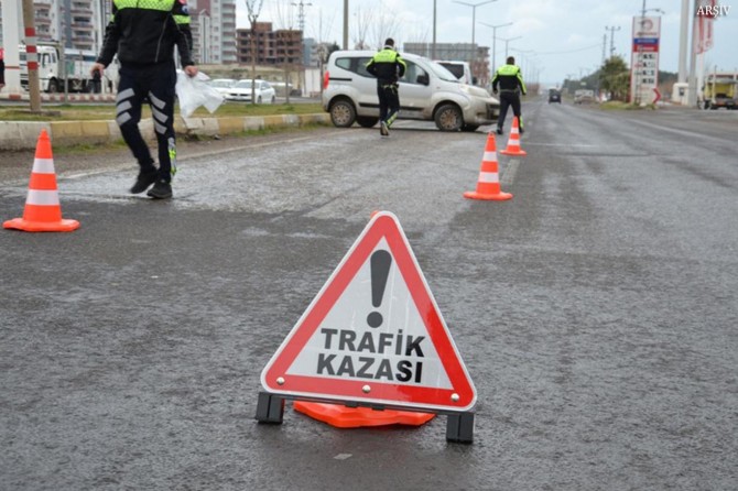 Yolcu otobüsü ağaçlara çarptı: 2 ölü 33 yaralı