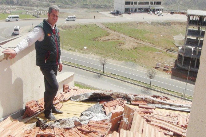 Palu TOKİ konutlarının çatıları uçuyor temeli çöküyor