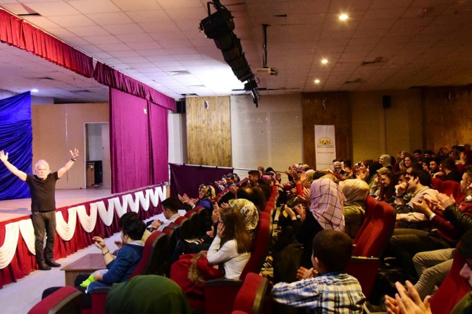 "Dünya Tiyatrolar Günü" anlamlı oyun