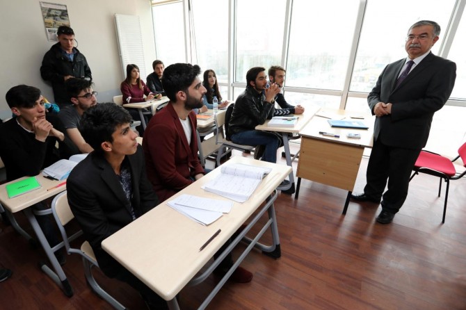 Bakan Yılmaz Van'da öğrencilerle bir araya geldi