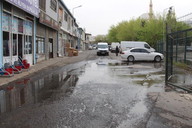 Kanalizasyondan çıkan suya esnaftan tepki