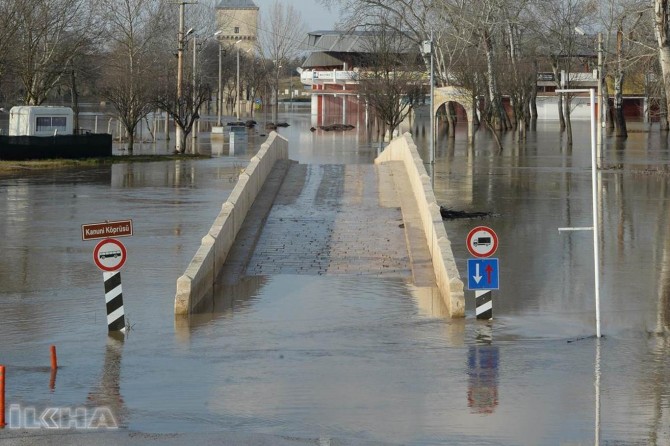 "Red" flood alarm in rivers in Edirne