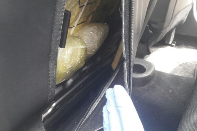 Aracın gizli bölmesinde 4 kilo metamfetamin ele geçirildi