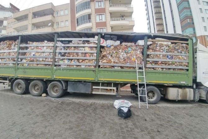 Hurda yüklü TIR’da kaçak sigara ele geçirildi