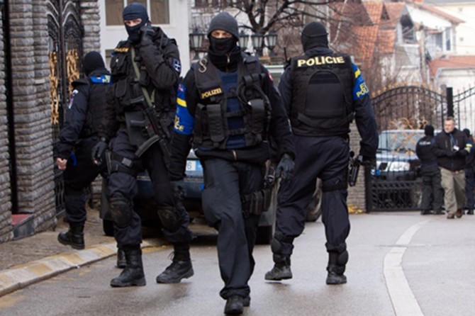 Kosova'da içişleri bakanı ve istihbarat başkanı görevden alındı