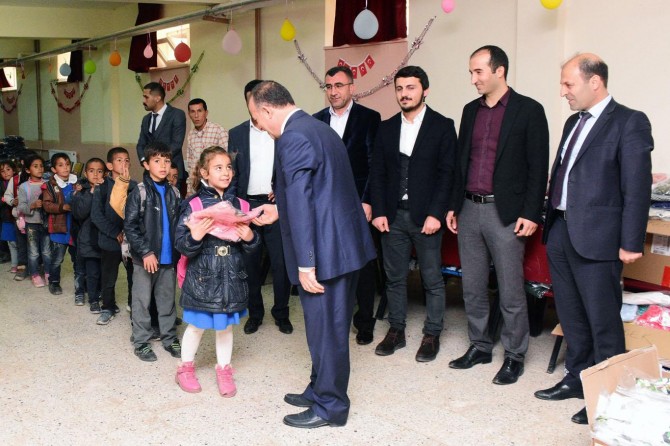 Yoksul 700 öğrenciye kıyafet yardımı yapıldı