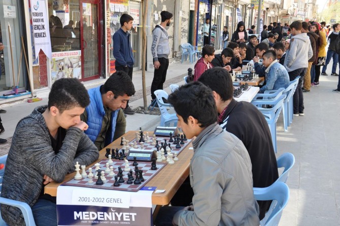 Batman’da öğrenciler satranç turnuvasında ter döktü