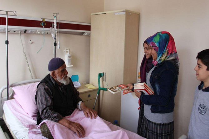 Elâzığ Palu'da öğrenciler hastanede hastalarla birlikte kitap okuyor