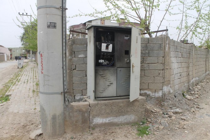 Silopi'de kapakları açık trafolar tehlike saçıyor