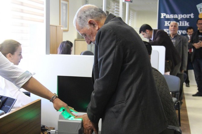 Diyarbakır'da pasaport ve ehliyetteki yeni uygulamaya geçildi