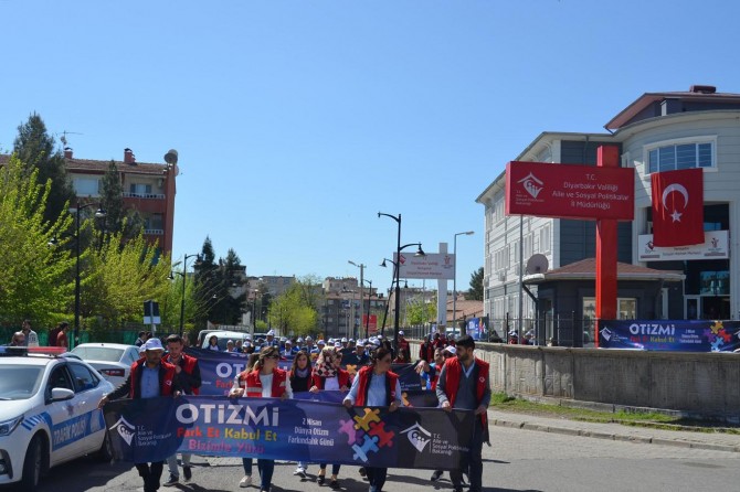 Diyarbakır’da Aspim Otizm Farkındalık yürüyüşü gerçekleştirdi