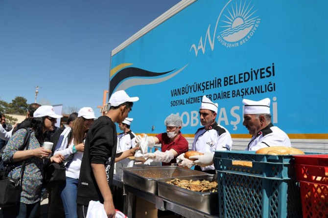 Van Büyükşehir Belediyesinden balık ve ayran aşı ikramı