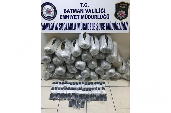 Bir evde uyuşturucu ve kaçak cep telefonları ele geçirildi