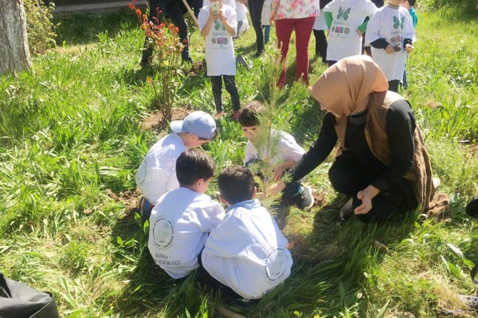 Minik öğrenciler fidan dikti