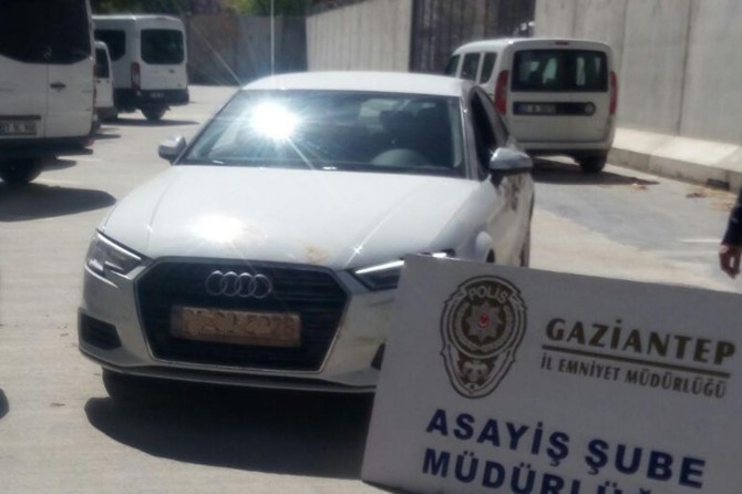 Lüks otomobilleri çaldığı iddia edilen 4 şüpheli yakalandı
