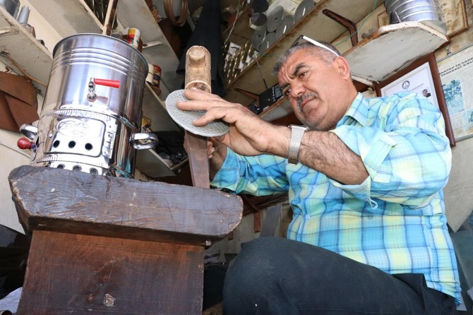 Yarım asırdır tenekelere şekil veriyor