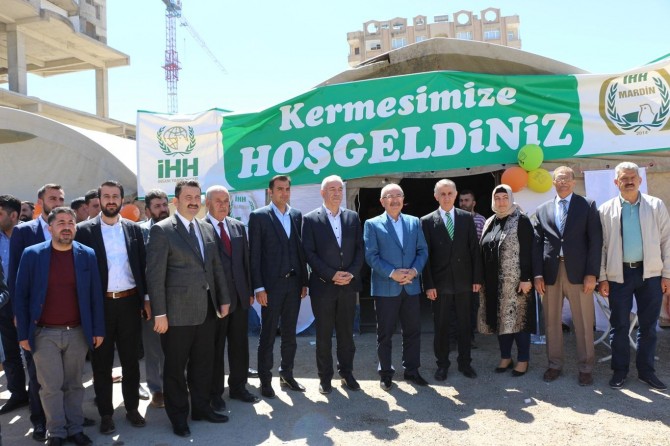 Mardin’de yetimler yararına kermes açıldı
