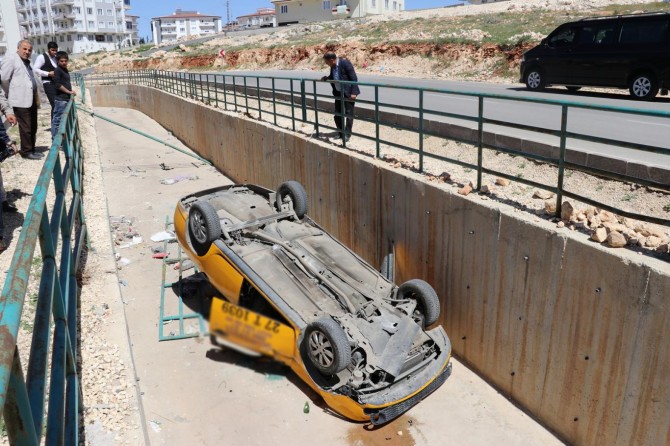 Ticari taksi su kanalına devrildi: 4 yaralı