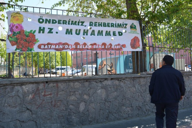 Batman Peygamber sevdasıyla süslendi