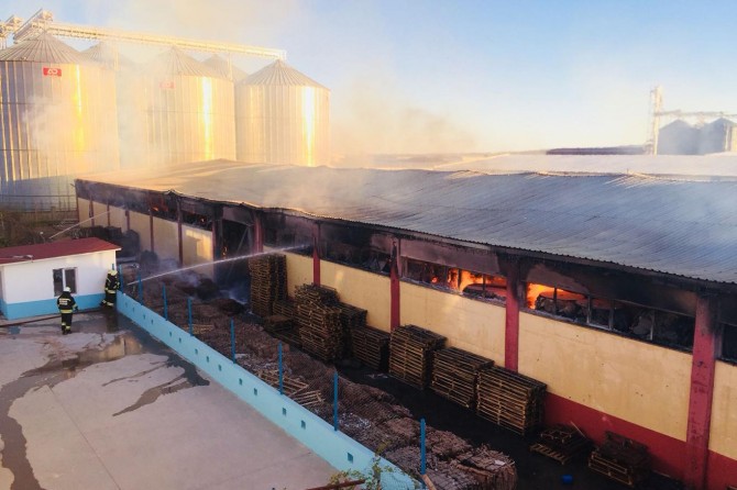​Diyarbakır'da karton fabrikasında yangın: 8 yaralı