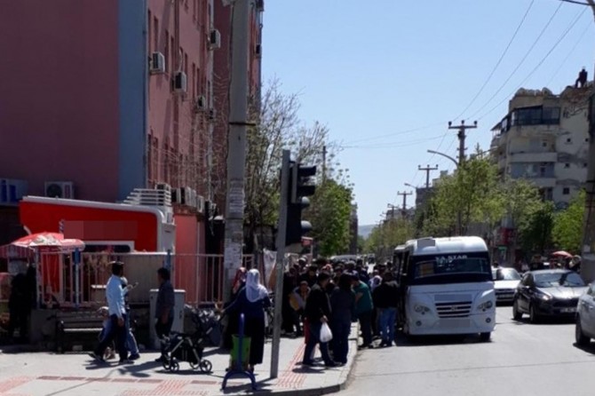 Yolcu seyir halindeki minibüsten düştü