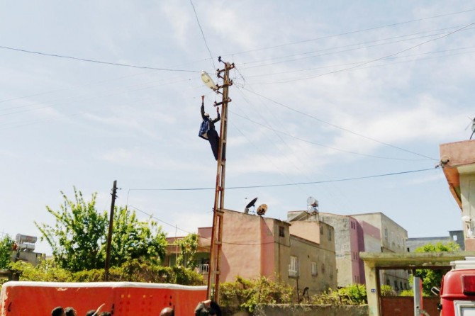 Elektrik direğine çıkan şahıs intihar girişiminde bulundu