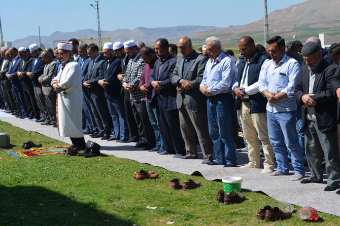 Cuma namazından sonra eller yağmur duası için semaya kalktı