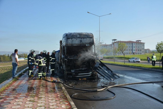 Batman’da alev alan TIR kullanılamaz hale geldi