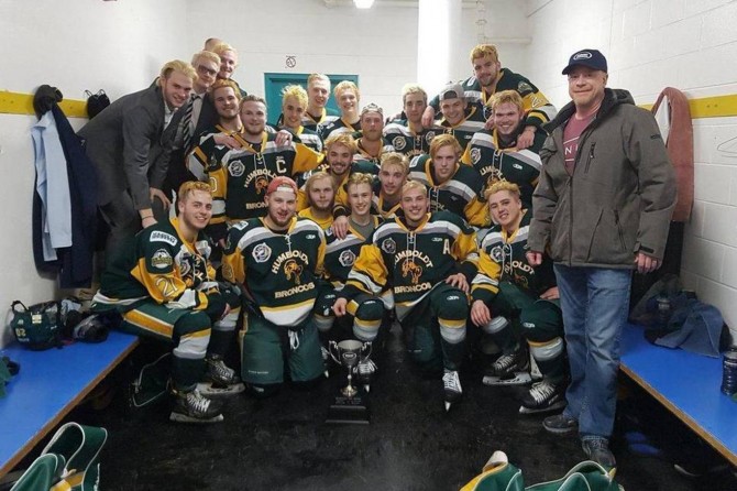 Li Kanadayê otobusa ku tê de tîma hokeyê hebû li qamyonê qelibî: 14 mirî