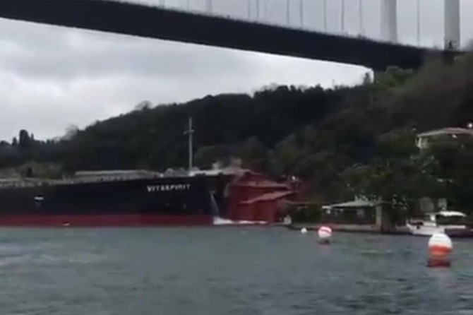 Boğazda gemi yalıya çarptı