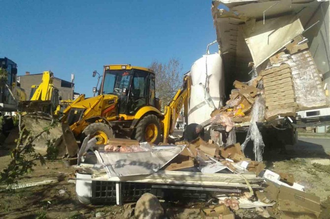 Elazığ Kovancılar'da tavuk yüklü TIR kepçeye çarptı