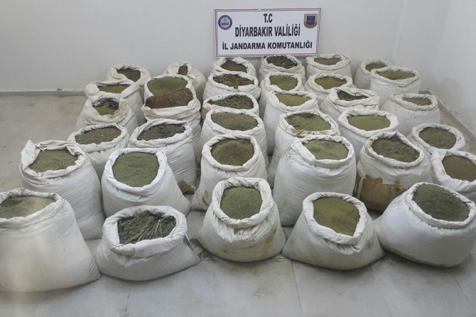 ​Diyarbakır'da PKK operasyonunda 1 tondan fazla toz esrar maddesi ele geçirildi