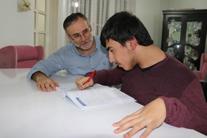 "Ben de arkadaşlarım gibi okulda ders almak isterdim"