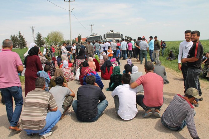 Çiftçiler yolu kapatarak DEDAŞ ekibini köye almadı