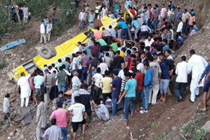Hindistan'da okul otobüsü uçuruma yuvarlandı: 27 ölü
