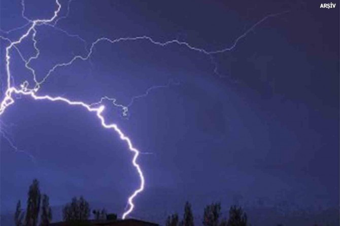 Nöbetçi kulübesine yıldırım düştü: 8 yaralı