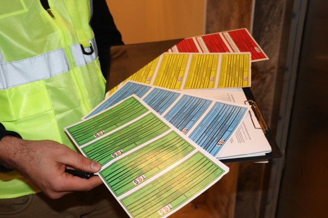 ​"Kırmızı etiketli asansörler kullanılmamalıdır”