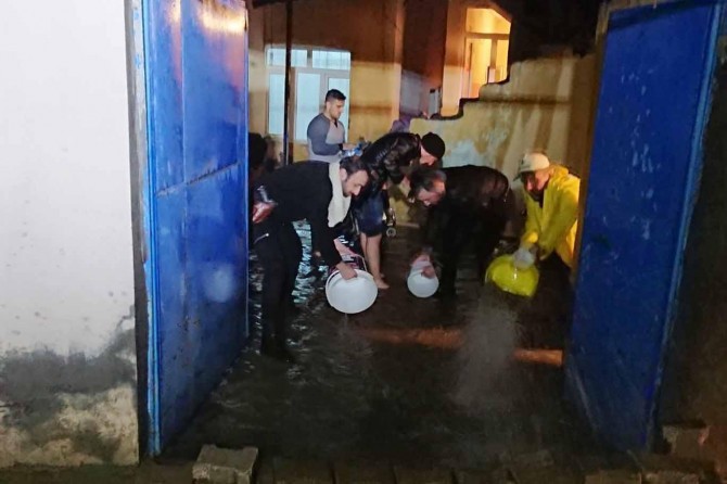 Yağış sonrası evi su bastı