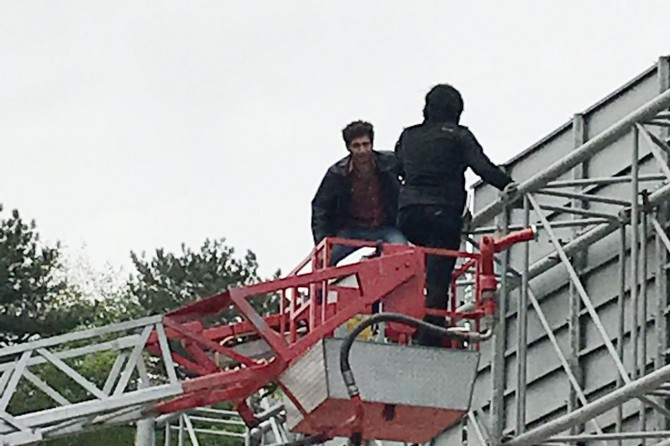 İntihara kalkışan şahıs trafiği kilitledi